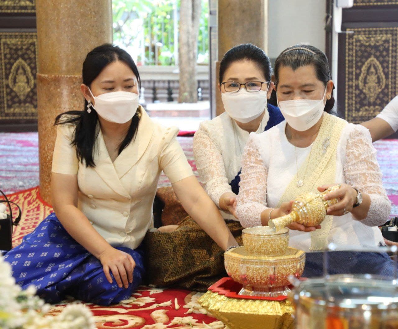 លោកជំទាវកិត្តិសង្គហបណ្ឌិត ម៉ែន សំអន អញ្ជើញចូលរួមអង្គកឋិនទាន នៅវត្តលង្ការកុសុមារ៉ាម