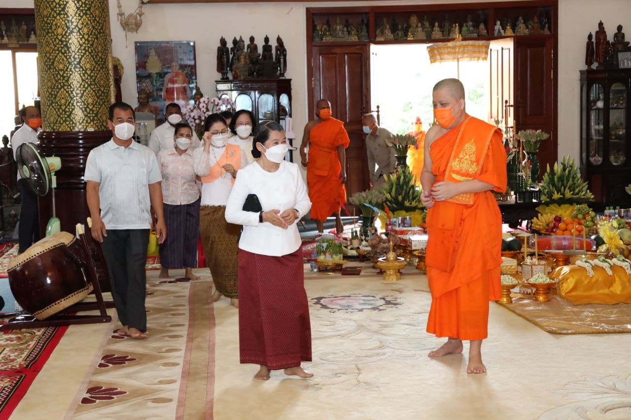 លោកជំទាវកិត្តិសង្គហបណ្ឌិត ម៉ែន សំអន អញ្ជើញចូលរួមអង្គកឋិនទាន នៅវត្តមុនីសុវណ្ណ ហៅចំពុះក្អែក