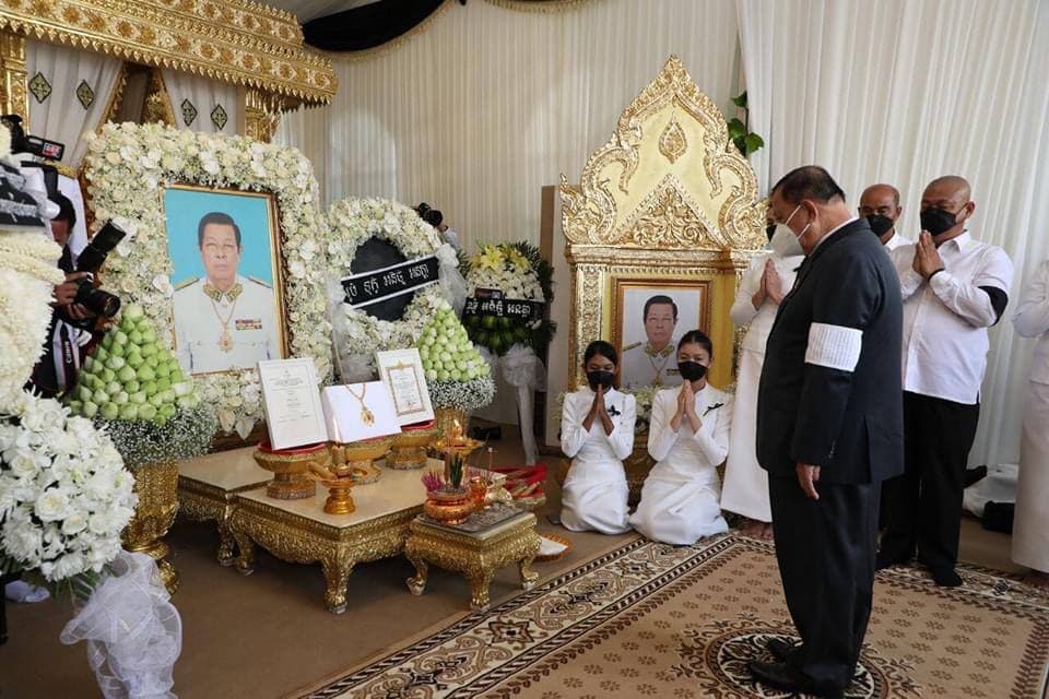 សម្តេចវិបុលសេនាភក្តី សាយ ឈុំ ដឹកនាំគណៈប្រតិភូព្រឹទ្ធសភា គោរពវិញ្ញាណក្ខន្ធសពឯកឧត្តមកិត្តិនីតិកោសលបណ្ឌិត ងួន ញុិល