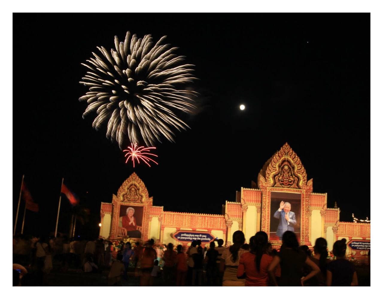 កម្ពុជាធ្វើការអុជកាំជ្រួចអបអរសារទរខួបអនុស្សាវរីយ៍លើកទី៦៨ នៃទិវាបុណ្យឯករាជ្យជាតិ ៩វិច្ឆិកា និងទិវាកំណើតនៃកងយោធពលខេមរភូមិន្ទ