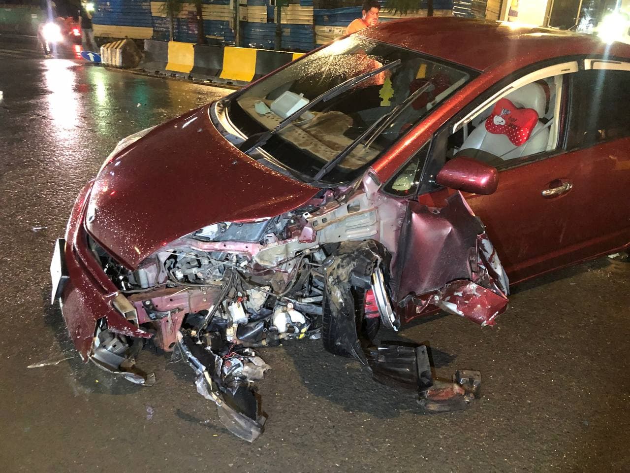 រថយន្ត Prius បុកទ្រូងផ្លូវខ្ទេចមួយកំណាត់មុខ ហេីយត្រូវរថយន្តមួយគ្រឿងទៀត បុកបន្ថែមរួចក៏បេីករត់បាត់