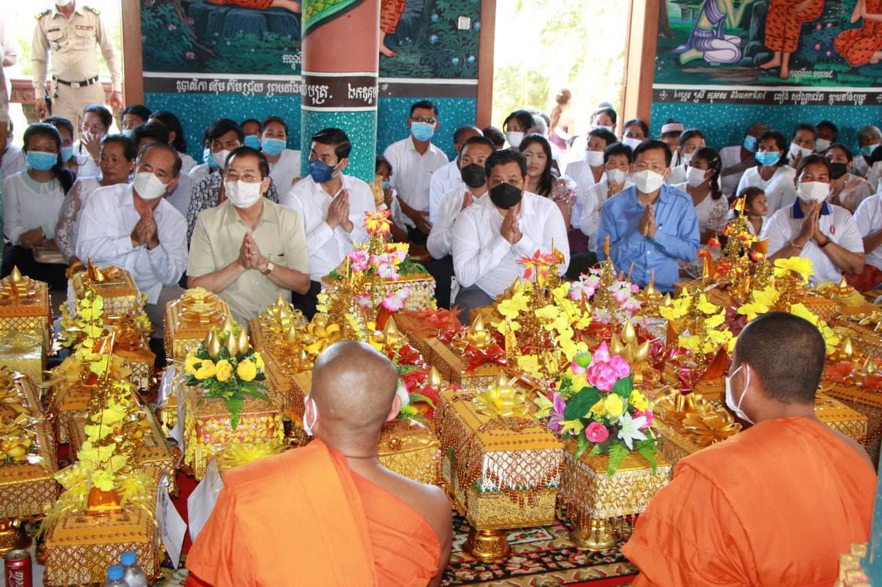 តំណាងឯកឧត្តមនាយឧត្តមសេនីយ៍កិត្តិបណ្ឌិត ហ៊ីង ប៊ុនហៀង ដង្ហែអង្គកឋិនទានសាមគ្គីចូលវត្តអង្គជុំភ្នំចចក ស្ថិតក្នុងស្រុកកណ្តាលស្ទឹង ខេត្តកណ្តាល