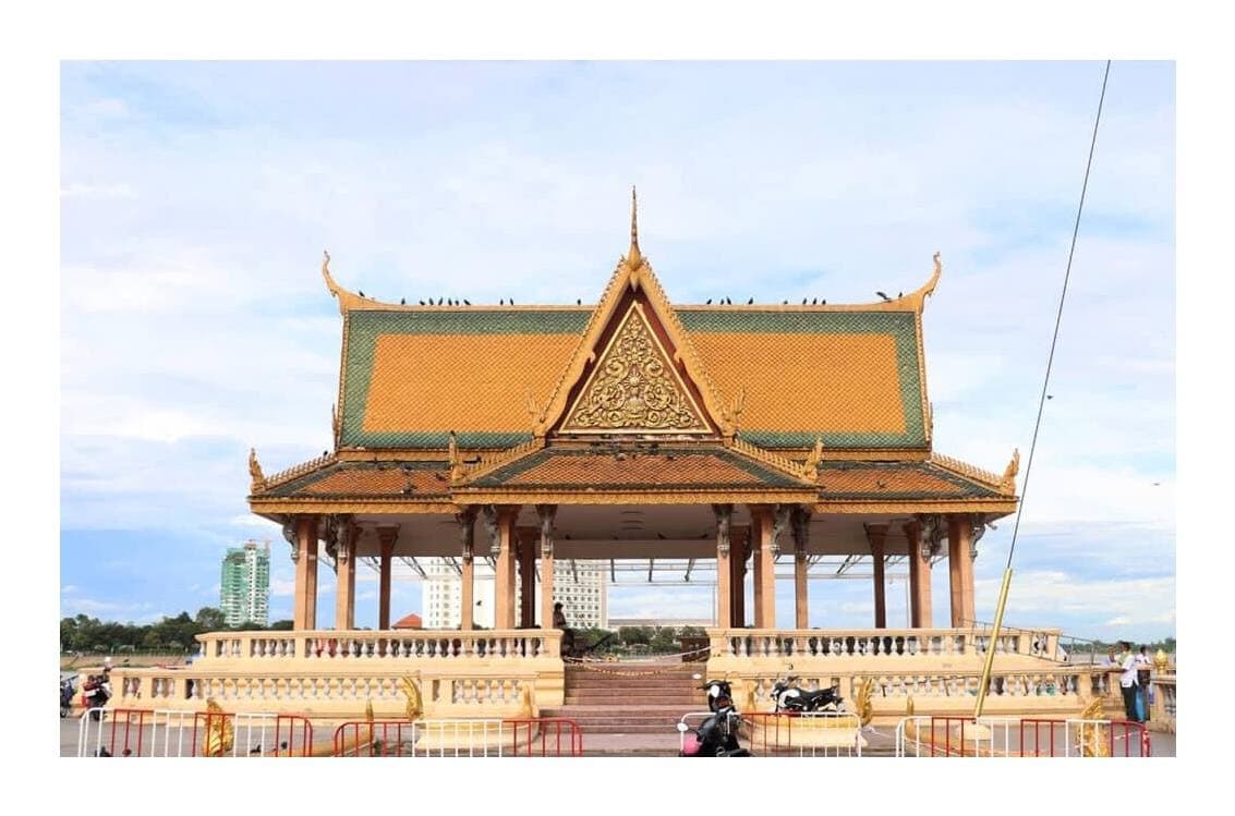 ព្រះរាជដំណាក់ផែ ឬព្រះពន្លា ជ័យ សង់ក្នុងរាជ្យព្រះបាទនរោត្តម (១៨៥៩-១៩០៤) ជាសំណង់បណ្ដែតទឹក សង់អំពីឈើ ជញ្ជាំងក្ដារ និងមានផ្លូវមួយខ្សែ ហៅថា “ផ្លូវប្រដាប់ក្រុង”