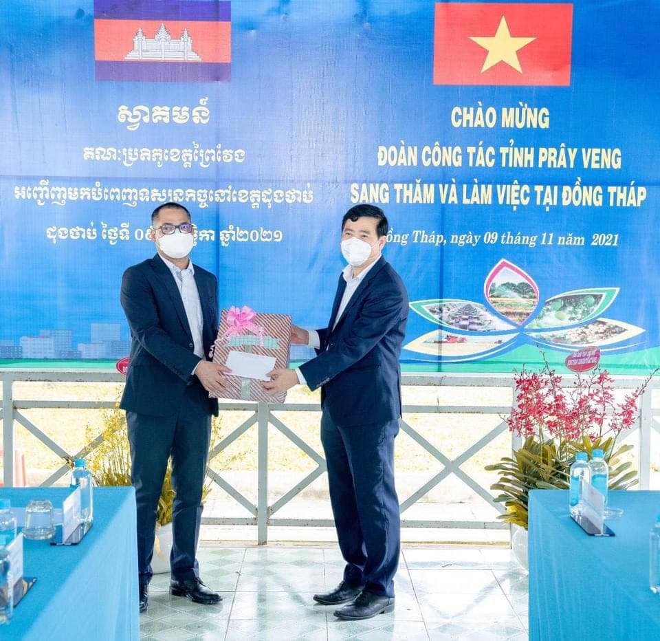 ឯកឧត្ដម ជា សុមេធី អភិបាលខេត្តព្រៃវែង ដឹកនាំគណៈប្រតិភូខេត្ត ជួបប្រជុំពិភក្សាជាមួយថ្នាក់ដឹកនាំខេត្តដុងថាប់ នៃសាធារណៈរដ្ឋសង្គមនិយមវៀតណាម