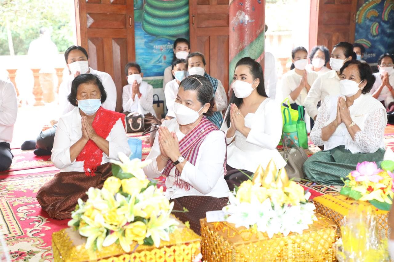 លោកជំទាវ ម៉ែន សំអន អញ្ជើញចូលរួមអង្គកឋិនទាន វត្តស្វាយព្រហូត និងវត្តចារ ស្ថិតក្នុងស្រុកស្វាយជ្រំ ខេត្តស្វាយរៀង