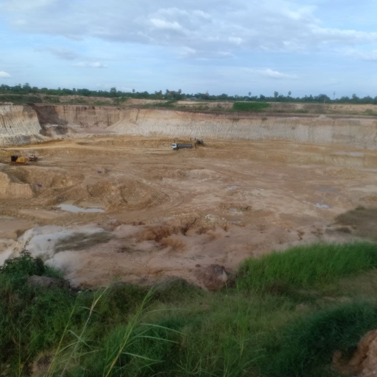 រដ្ឋបាលខេត្តកណ្តាល ដឹកនាំកំម្លាំង និងមន្ត្រីពាក់ព័ន្ធ ចុះពិនិត្យឡើងវិញអាជីវកម្មបូបខ្សាច់ និងអាជីវកម្មកាយដីលក់ ក្នុងស្រុកកណ្តាលស្ទឹង