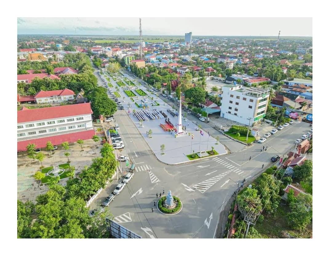 ទិដ្ឋភាពជុំវិញសួនច្បារសម្តេចអគ្គមហាធម្មពោធិសាល ជា សុីម (ស្តូប) ស្ថិតនៅក្រុងព្រៃវែង ខេត្តព្រៃវែង ក្នុងទិវាអបអរសាទរខួបឯករាជ្យជាតិលើកទី៦៨