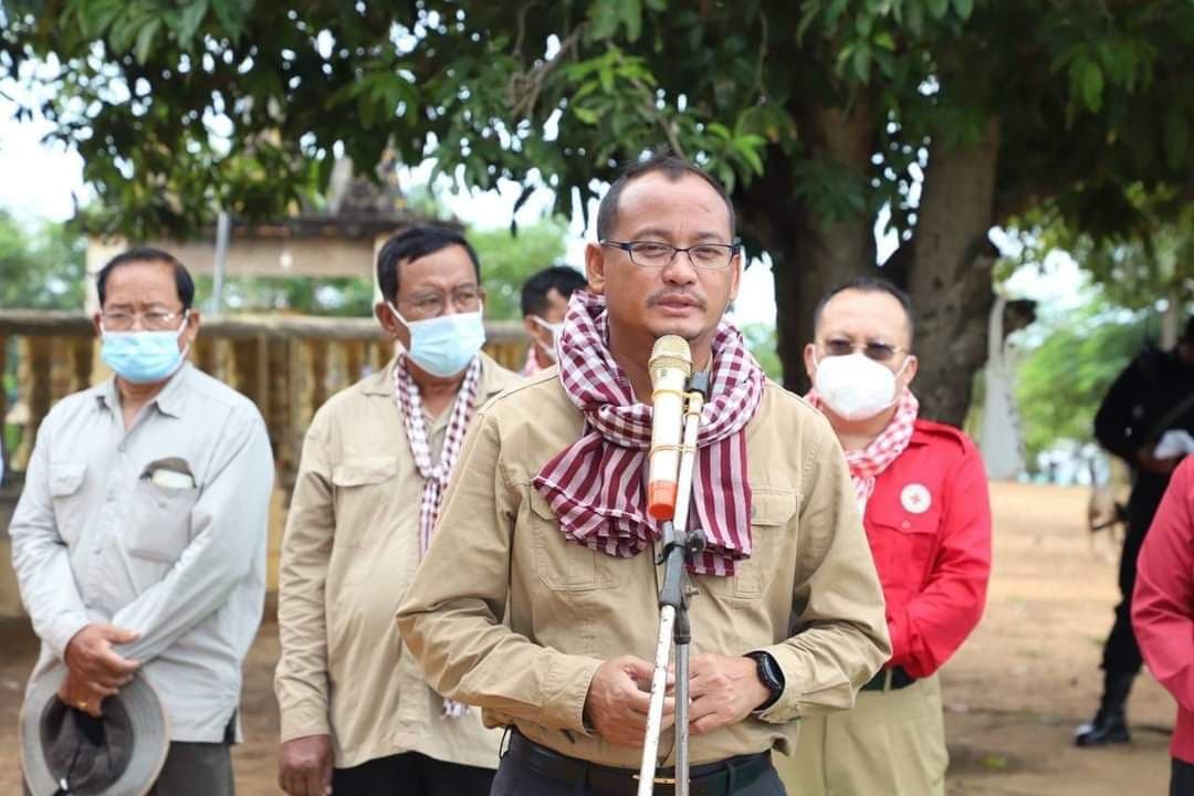 ឯកឧត្តម ស៊ុន សុវណ្ណារិទ្ធិ និងលោកជំទាវ កែ ច័ន្ទមុនី នាំយកអំណោយ ចែកជូនប្រជាពលរដ្ឋរងគ្រោះ ដោយសារខ្យល់កន្ត្រាក់ចំនួន ៧៦ ខ្នង នៅក្នុងស្រុកកំពង់លែង