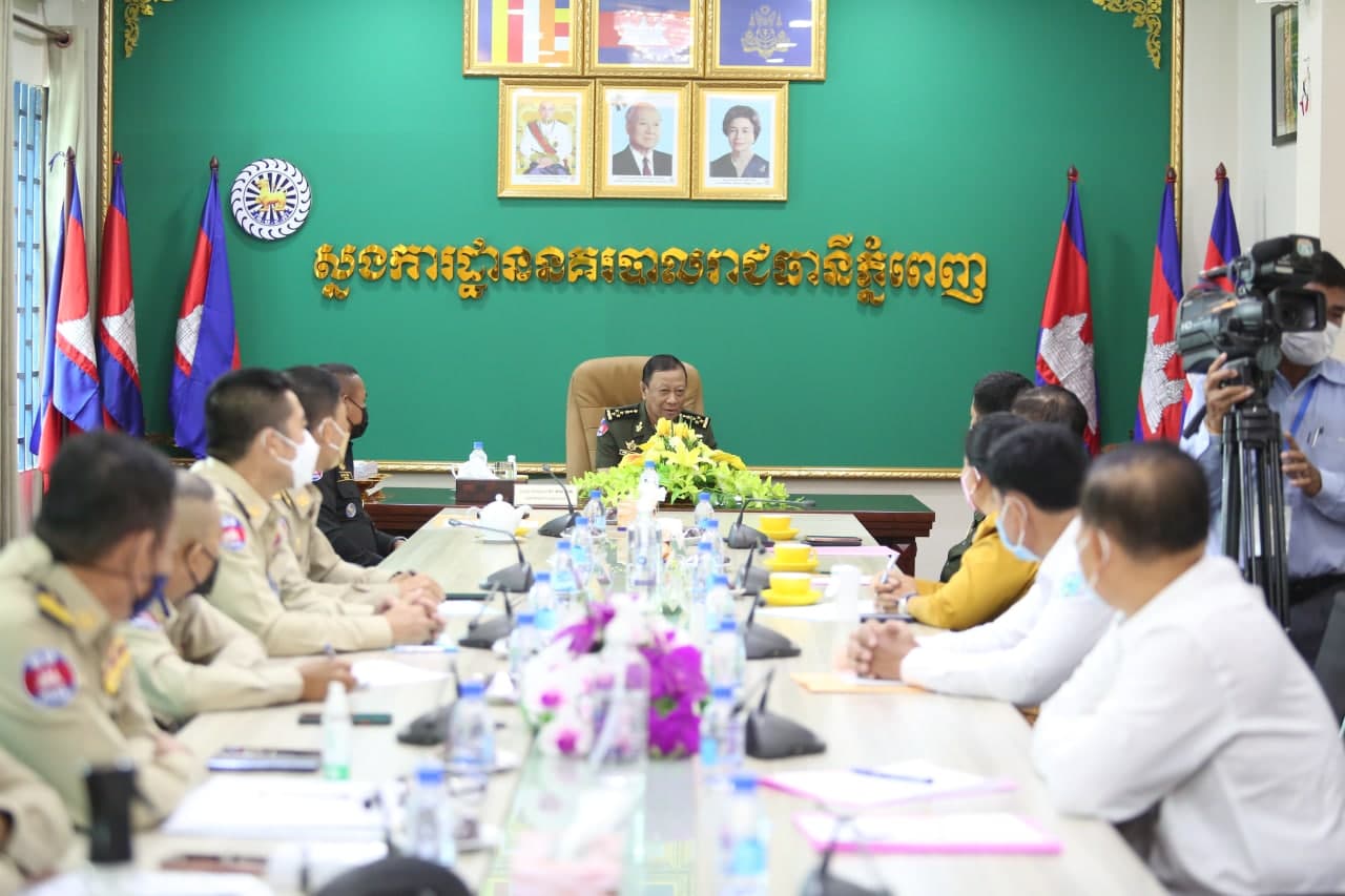 ប្រគល់បណ្ណចាក់វ៉ាក់សាំងការពារកូវីដ១៩ ជូនសមាគមអតីតយុទ្ធជនកម្ពុជា រាជធានីភ្នំពេញ សម្រាប់ចែកជូនសមាជិកប្រើប្រាស់ទៅតាមតម្រូវការចាំបាច់
