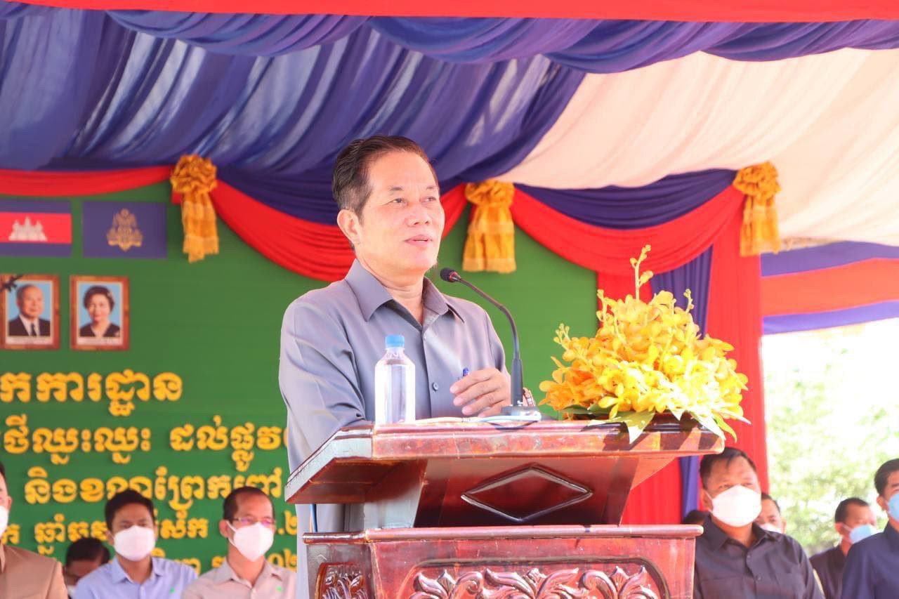 បើកការដ្ឋាន ជួសជុលកំណាត់ផ្លូវប្រវែងជាង ៦គីឡូម៉ែត្រទទឺង ១២ម៉ែត្រឆ្លងកាត់ខណ្ឌចំនួន៣ នៅជាយរាជធានីភ្នំពេញ ជាចំណងដៃរបស់សម្ដេចតេជោហ៊ុនសែន ជូនពលរដ្ឋ