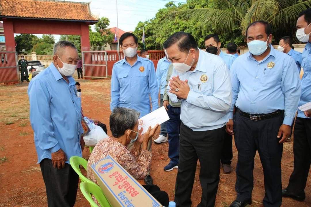 ប្រជាពលរដ្ឋ ៣០គ្រួសារ ដែលជួបការលំបាក បានទទួលអំណោយ ពីឯកឧត្ដម ហ៊ុន ណេង តាមរយៈក្រុមការងារគណបក្សប្រជាជនកម្ពុជា ចុះជួយឃុំព្រែកកក់