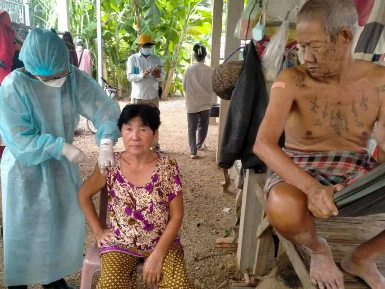 ក្រុមគ្រូពេទ្យកងរាជអាវុធហត្ថខេត្តបន្ទាយមានជ័យ បន្តចាក់វ៉ាក់សាំងដូសទី២ ជូនពលរដ្ឋ ដែលខកខានមិនបានចាក់កន្លងមក នៅឃុំចំណោម