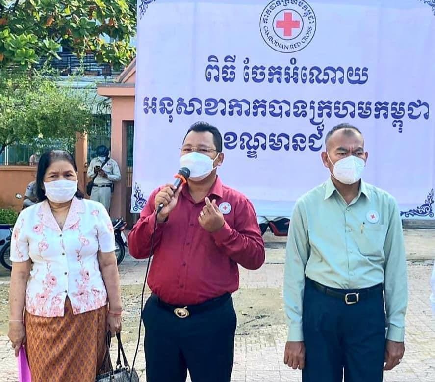 ប្រជាពលរដ្ឋ ចាស់ជរា ជនពិការ ចំនួន ៤០គ្រួសារ ជួបជីវភាពខ្វះខាត ជួបការលំបាក រស់នៅក្នុងសង្កាត់បឹងទំពន់ទី១ ខណ្ឌមានជ័យ ទទួលអំណោយមនុស្សធម៍របស់អនុសាខាកាកបាទក្រហមខណ្ឌមានជ័យ