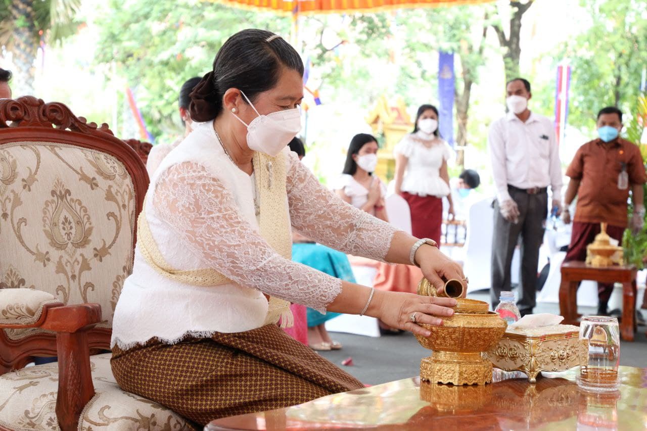 លោកជំទាវកិត្តិសង្គហបណ្ឌិត ម៉ែន សំអន  អញ្ជើញចូលរួមសូត្រមន្ត នៃអង្គកឋិនទាន ដង្ហែរទៅកាន់ វត្តព្រះបារមីវង្គដ្ឋបូរីកបិលភ័ស្តុ