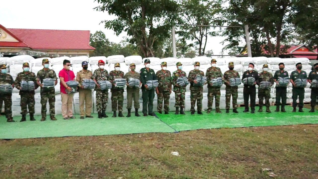 កងកម្លាំងឈរជើងនៅទិសទី១ ប្រាសាទព្រះវិហារ បានទទួលអំណោយ អាវរងា របស់ម្តេចតេជោ និងសម្តេចកិត្តិព្រឹទ្ធបណ្ឌិត