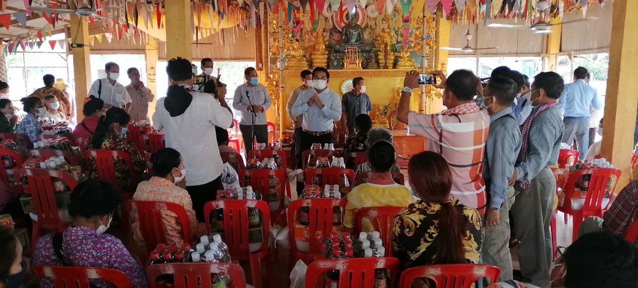 រដ្ឋបាលខេត្តកំពង់ឆ្នាំង បាននាំអំណោយចែកជូនបងប្អូនប្រជាពលរដ្ឋ ចំនួន ១០០គ្រួសារនៅក្នុងភូមិ ៣ នៃសង្កាត់ផ្សារឆ្នាំង និងបើកការដ្ឋានជួសជុលផ្លូវប្រវែងជាង ២ពាន់ម៉ែត្រ នៅក្នុងក្រុងកំពង់ឆ្នាំង