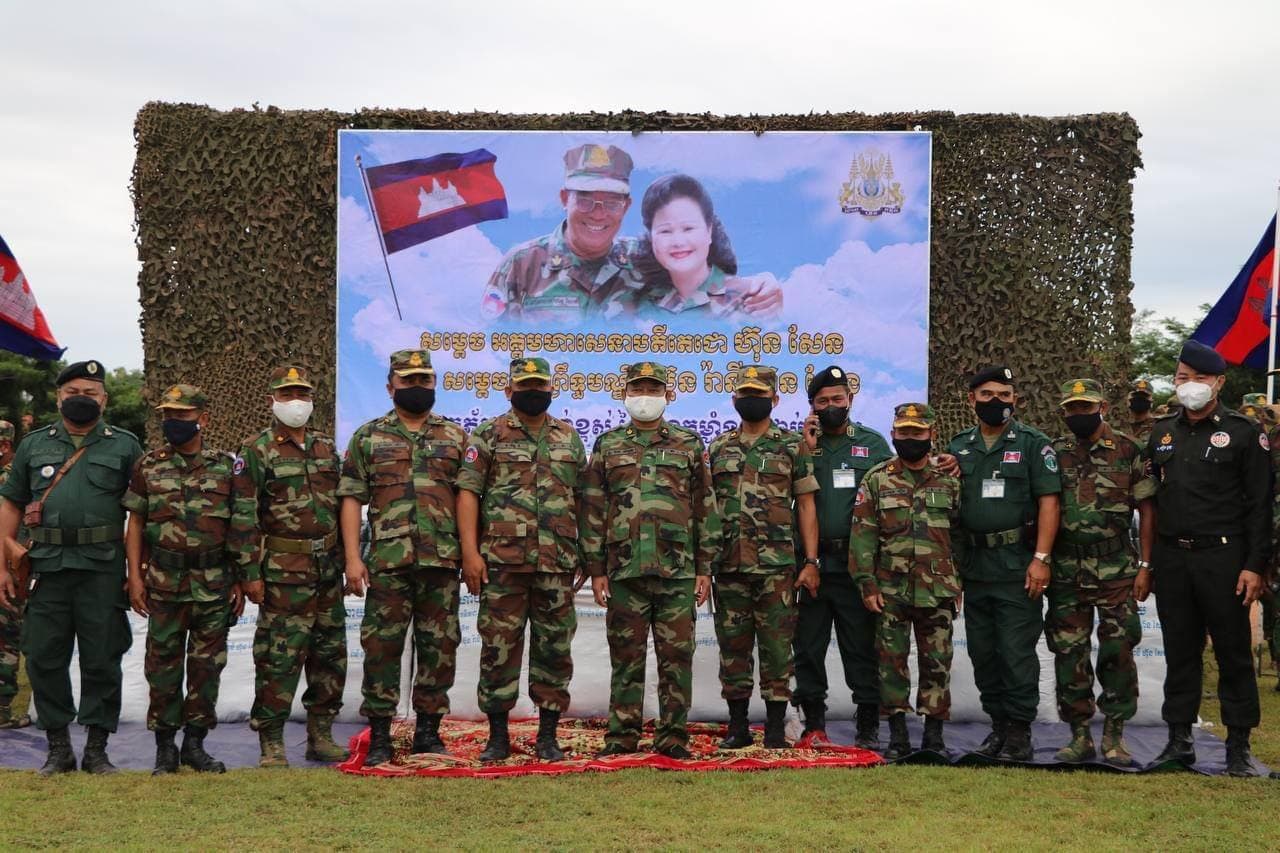 អាវរងារាប់ពាន់អាវ ដែលជាអំណោយរបស់សម្ដេចតេជោ និងសម្ដេចកិត្តិព្រឹទ្ធបណ្ឌិត ត្រូវបាននាំយកមកចែកជូន ដល់កងកម្លាំងចម្រុះ ទិសទីមួយបន្ទាយមានជ័យ