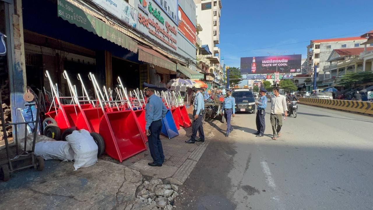 សមត្ថកិច្ចទុកពេល៣ថ្ងៃត្រូវរុះរើឱ្យអស់ចំពោះអាជីវករយកទ្រូងផ្លូវធ្វើអាជីវកម្មបង្កប៉ះពាល់សណ្តាប់ធ្នាប់សុវត្ថិភាពចរាចរណ៍លើកំណាត់ផ្លូវ២៧១ ម្តុំខ្លោងទ្វារវត្តសន្សំកុសលខណ្ឌមានជ័យ