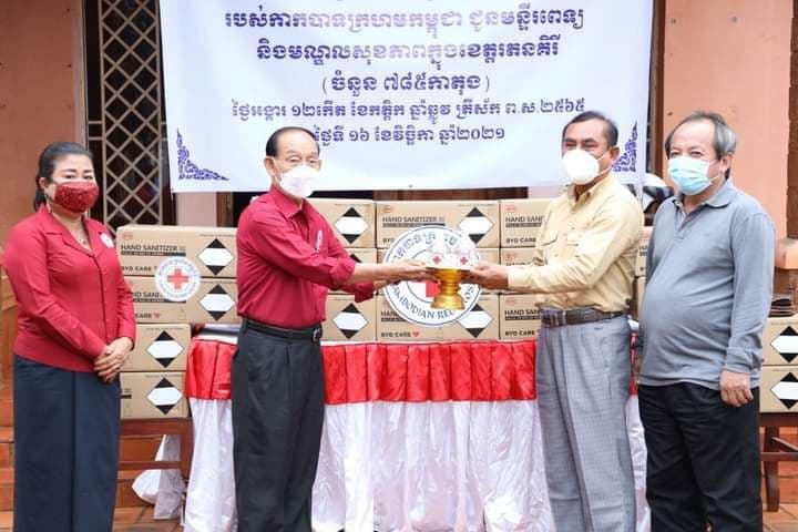 កាកបាទក្រហមកម្ពុជា ប្រគល់ជែលចំនួន ៧៨៥កេស ស្មើនឹង ១៥,៧០០ដប ជូនមន្ទីរពេទ្យបង្អែក និងមណ្ឌលសុខភាពតាមស្រុកនានា ក្នុងខេត្តរតនគិរី