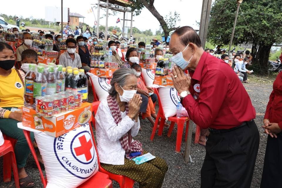 ប្រជាពលរដ្ឋ ចំនួន ៧៤០គ្រួសារ រងគ្រោះដោយទឹកជំនន់ និងងាយរងគ្រោះបំផុត នៅស្រុកកូនមុំ ខេត្តរតនគិរី ទទួលអំណោយមនុស្សធម៌ពីកាកបាទក្រហមកម្ពុជា