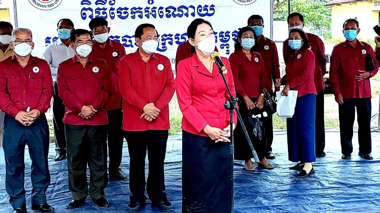 លោកជំទាវ ហ៊ួន ចន្ទបូរ៉ា ជាតំណាងសម្តេចកិត្តិព្រឺទ្ធបណ្ឌិត ប៊ុនរ៉ានី-ហ៊ុនសែន ប្រធានកាកបាទក្រហមកម្ពុជា បានអំពាវនាវដល់ប្រជាពលរដ្ឋដែលមានការខ្វះខាតខ្លាំងក្នុងជីវភាពរស់នៅ សូមទាក់ទងទៅកាន់ អាជ្ញាធរមូលដ្ឋានខ្លួន និង អនុសាខាកាកបាទក្រហមដែលនៅជិតបំផុត