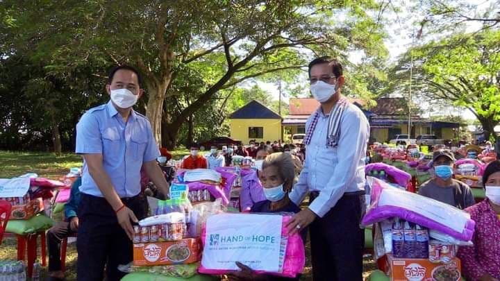 ឯកឧត្តម ខាន់ ខុន អញ្ជើញនាំយកអំណោយចែកជូនប្រជាពលរដ្ឋងាយរងគ្រោះ ចំនួន ១០០គ្រួសាររស់នៅស្រុកអូរជុំ