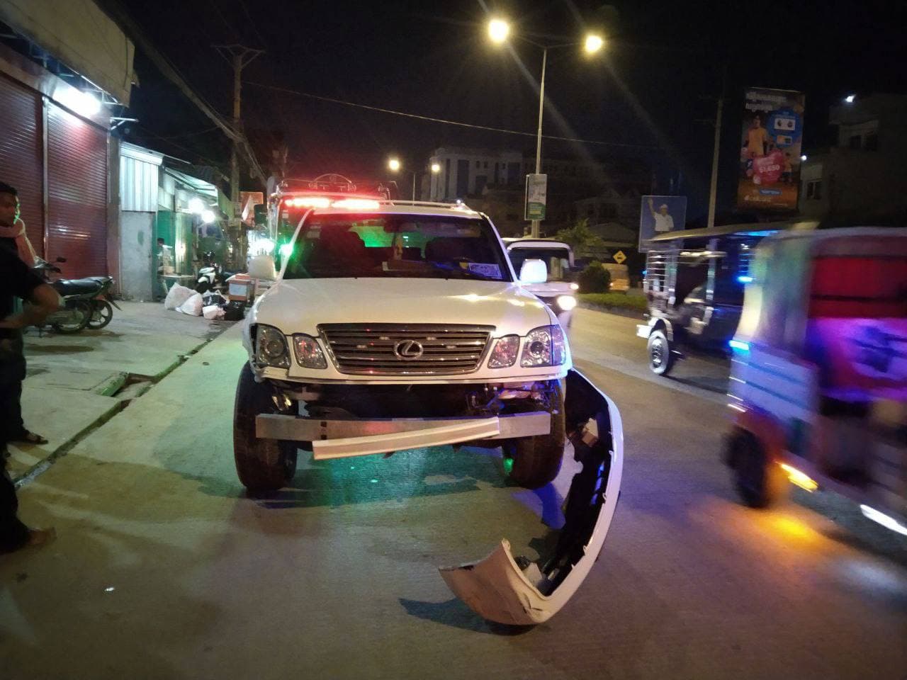 រថយន្តធុនធំគៀរថយន្តLEXUS LX470នៅផ្លូវហាន់ណូយ រងការខូចខាតយ៉ាងដំណំ