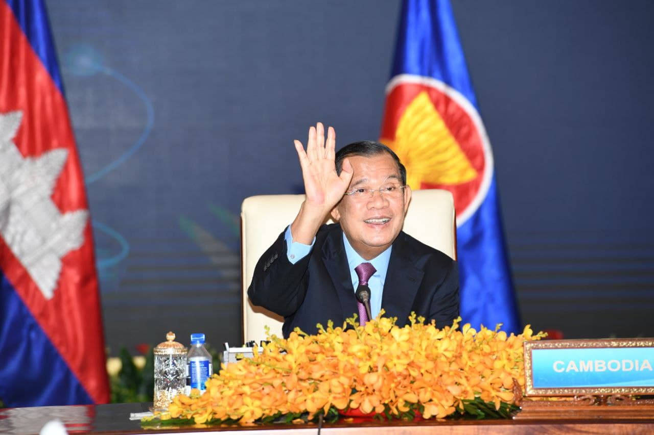 សម្តេចតេជោ កំពុងចូលរួមកិច្ចប្រជុំកំពូលពិសេស ដើម្បីរំលឹកខួបអនុស្សាវរីយ៍លើកទី៣០ នៃទំនាក់ទំនងដៃគូសន្ទនាអាស៊ាន-ចិន