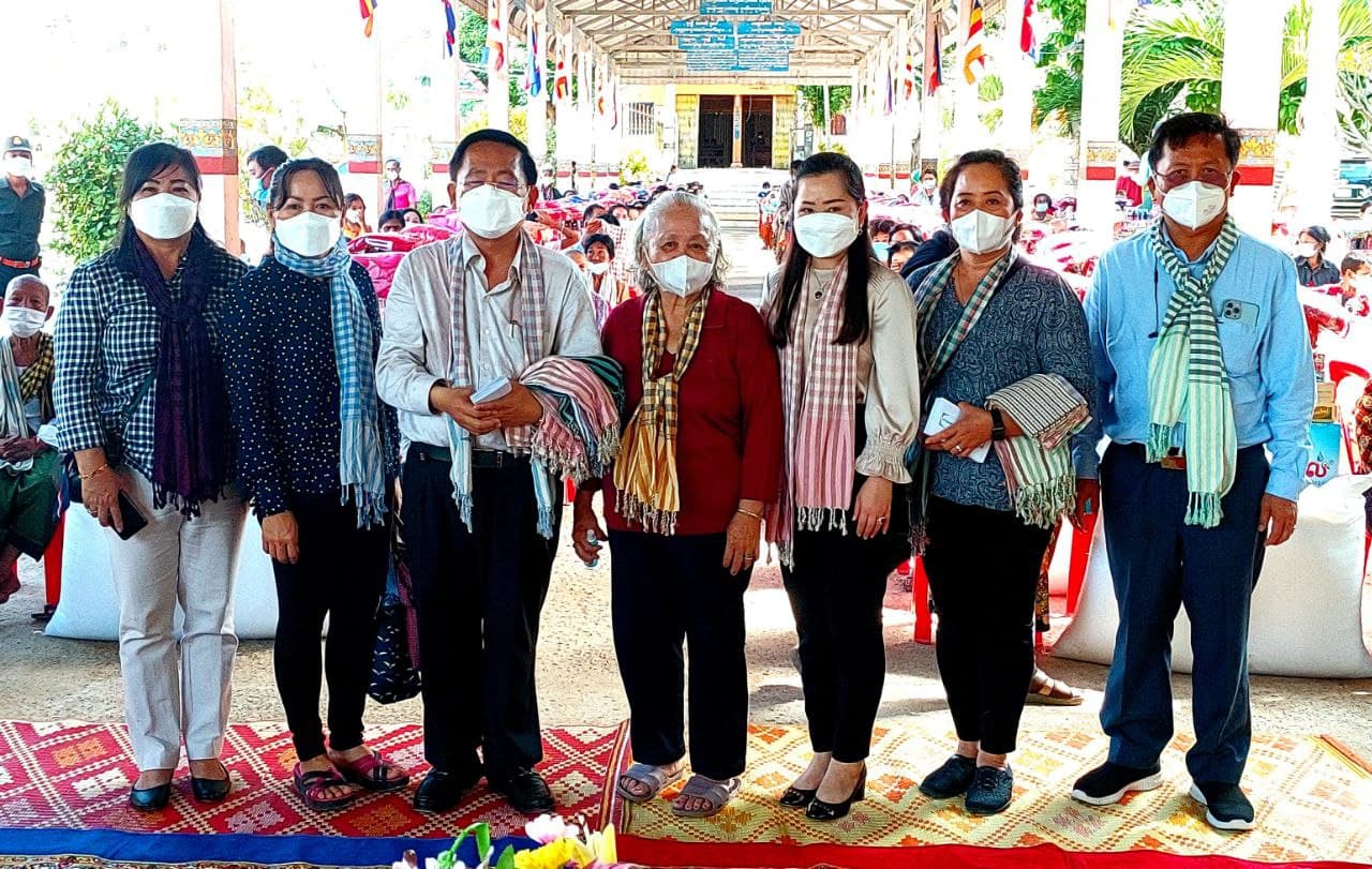 ឯកឧត្តម សុខ លូ អភិបាលខេត្តបាត់ដំបង និងលោកជំទាវ ជួបសំណេះសំណាលជាមួយប្រជាពលរដ្ឋក្រីក្រនិងប្រជាការពារឃុំបវេល ដែលជាស្រុកកំណើតឯកឧត្តម ចំនួន ១៧៥គ្រួសារ