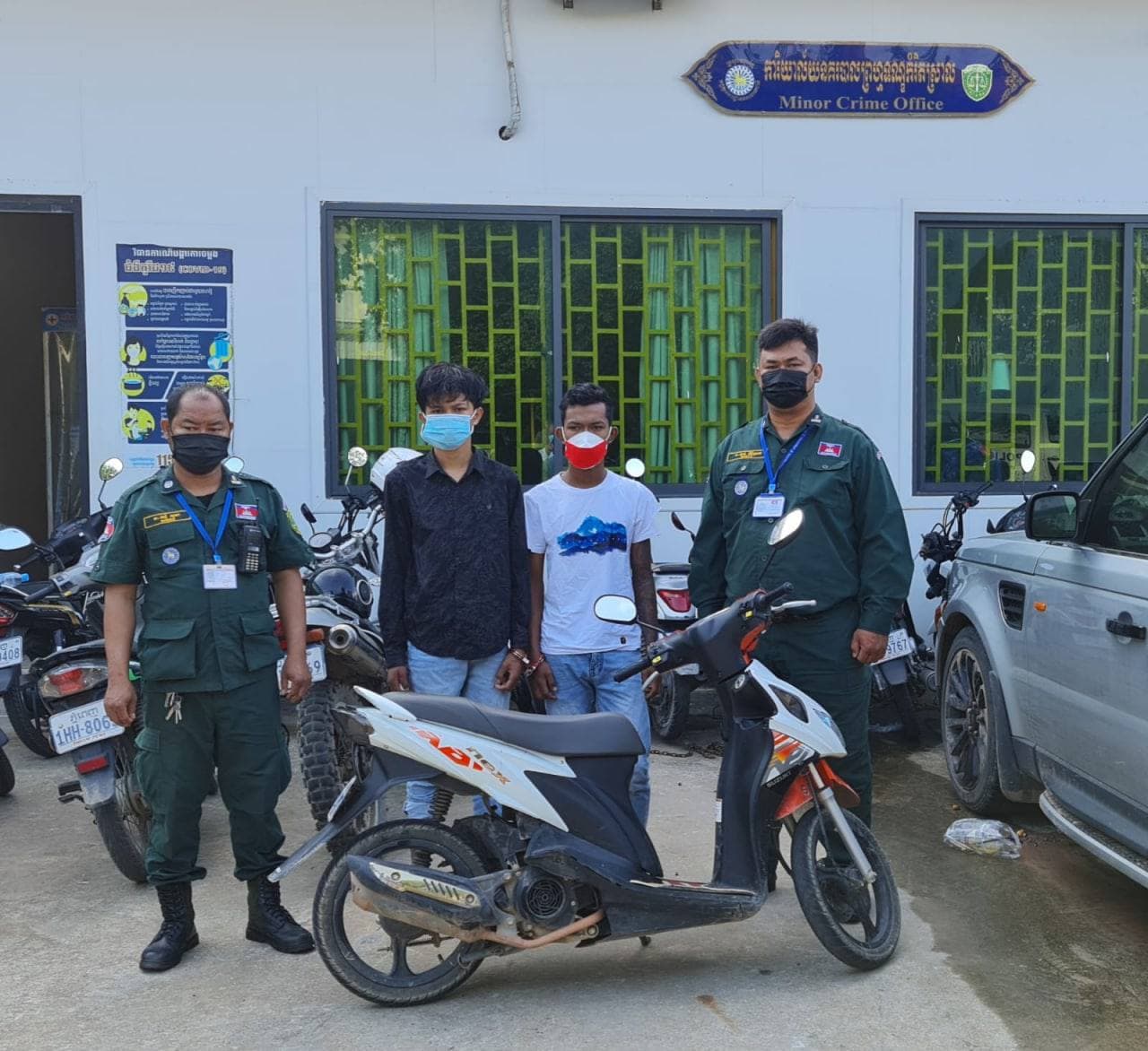 នគរបាលព្រហ្មទណ្ឌរាជធានីភ្នំពេញ បញ្ជូនជនសង្ស័យក្មេងទំនើង ០២នាក់ទៅតុលាការក្រោយធ្វើសកម្មភាពយកដាវសាំម៉ូរ៉ៃកាប់ជនរងគ្រោះម្នាក់ ដាច់ម្រាមចង្អុលដៃឆ្វេង ០១ និងកាប់ចំដើមទ្រូងរងរបួសធ្ងន់