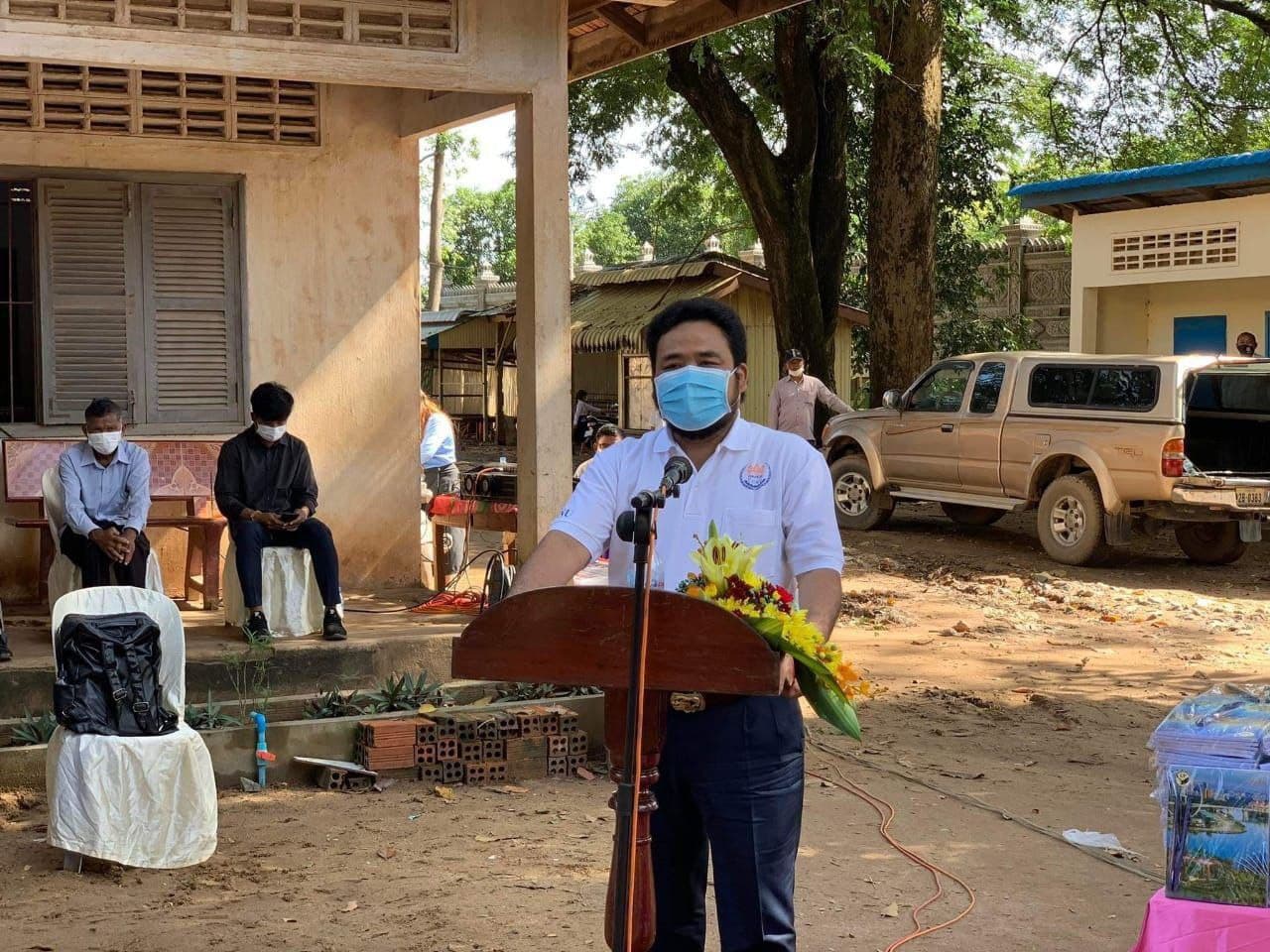 តំណាងសហជីពចំនួន៣ នាំយកសម្ភារៈសិក្សា ចែកជូនសិស្សានុសិស្សនៅសាលាបឋមសិក្សាល្វាស