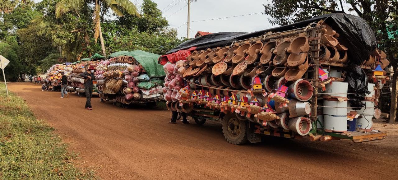 អ្នកប្រកបមុខរបរដឹកក្អមឆ្នាំងចង្ក្រានលក់ នៅស្រុករលាប្អៀរ ខេត្តកំពង់ឆ្នាំង បានចាប់ផ្ដើមសកម្មភាពវិញហើយ បន្ទាប់ពីខកខានអស់រយៈពេល ២ឆ្នាំ ដោយសារកូវីដ-១៩