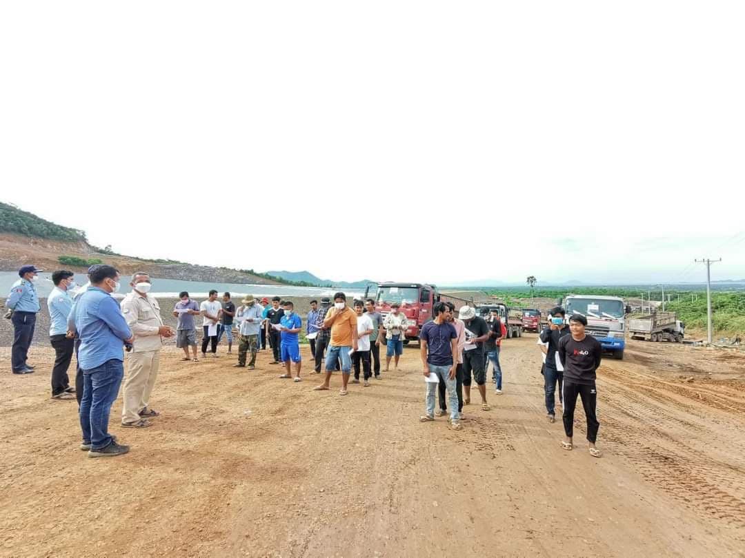 មន្ត្រីជំនាញមន្ទីរសាធារណការសហការជាមួយស្នងការដ្ឋាន នគរបាលខេត្តចុះរណែនាំដល់ក្រុមអ្នកបើកបររថយន្តដឹកដីអោយបង្វែរទិសធ្វើចរាចរណ៍តាមដែលរដ្ធបាលខេត្តបានកំណត់