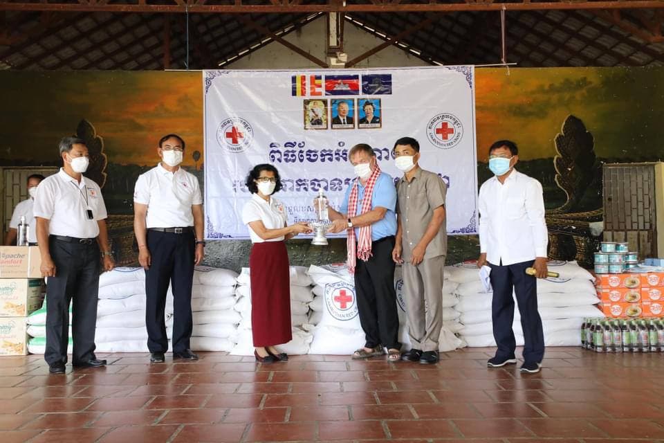 លោកជំទាវ ពុំ ចន្ទីនី ចុះសួរសុខទុក្ខ និងចែកអំណោយដល់កុមារកំព្រា -កុមារផ្ទុកមេរោគអេដស៍ ចំនួន ១២២នាក់ និងបុគ្គលិកចំនួន ៣៣នាក់ នៃអង្គការក្តីសង្ឃឹមថ្មីនៃកុមារកម្ពុជា