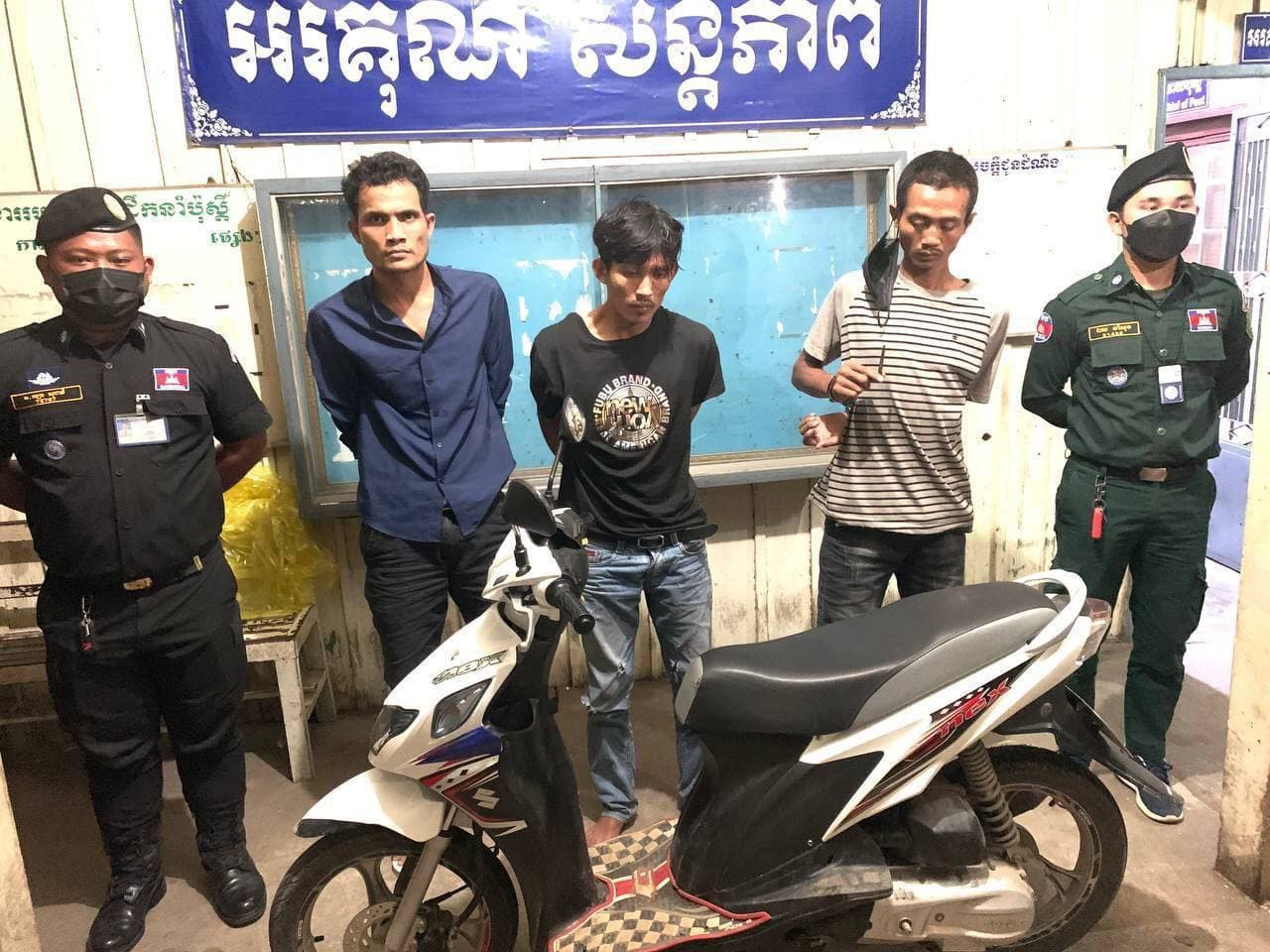 ចាប់បានហេីយ!! មុខសញ្ញាគាស់ផ្ទះលួចយកម៉ូតូ ២គ្រឿង ទាំងយប់ ត្រូវនគរបាលខណ្ឌឬស្សីកែវ ធ្វើការស្រាវជ្រាវឃាត់ខ្លួនជនសង្ស័យ ៣នាក់