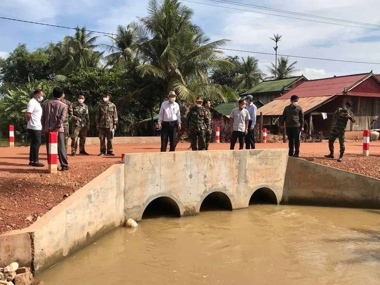 គណៈកម្មការអន្តរក្រសួង អញ្ជើញទៅត្រួតពិនិត្យ វាយតម្លៃផ្លូវចំនួន ៣ គម្រោង