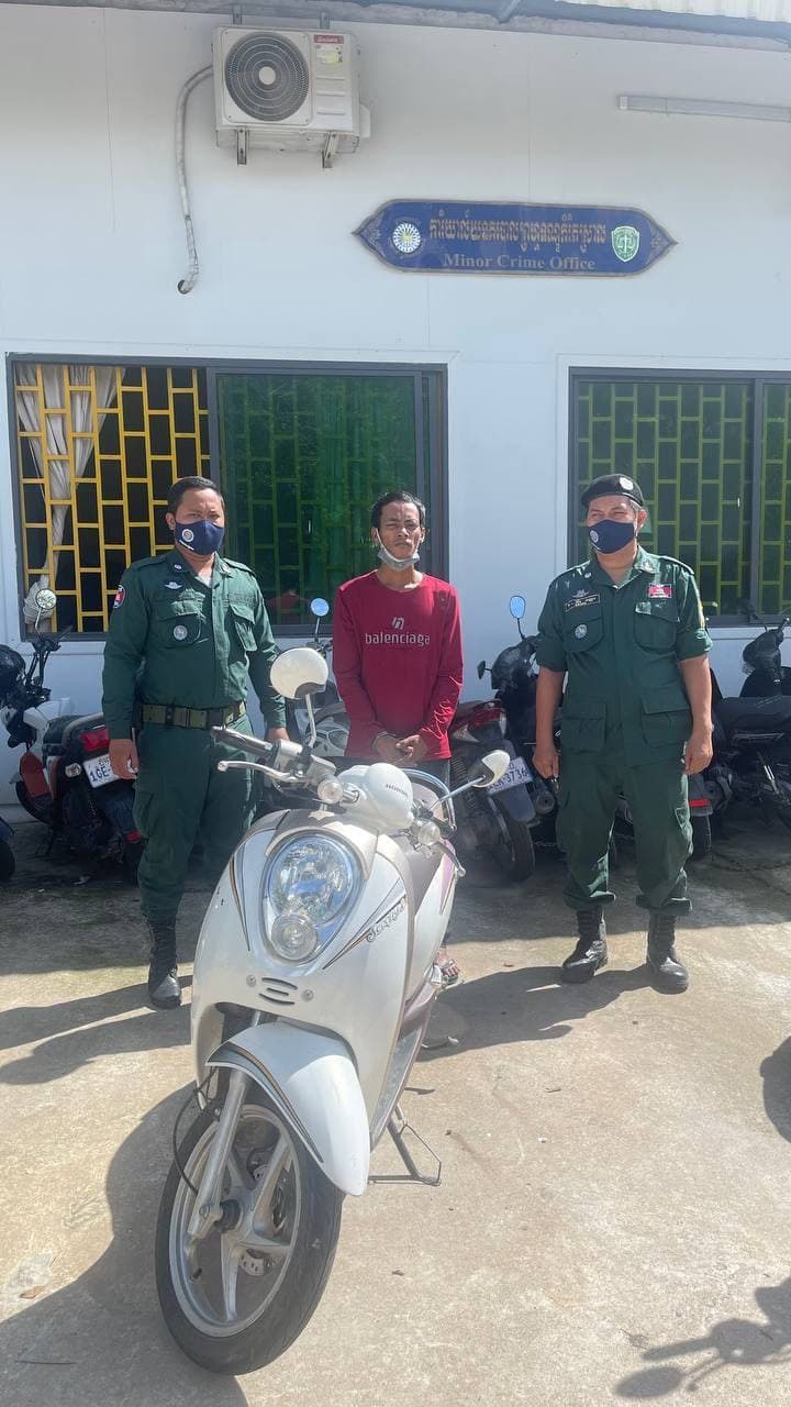 នគរបាលជំនាញព្រហ្មទណ្ឌរាជធានីភ្នំពេញ ប្រគល់ម៉ូតូ ០១គ្រឿងម៉ាកហុងដាស្កុបពីសេរីឆ្នាំ២០១៥ ជូនម្ចាស់វិញក្រោយចាប់បានជនសង្ស័យលួចម៉ូតូ ០១នាក់ នៅខណ្ឌ ៧មករា