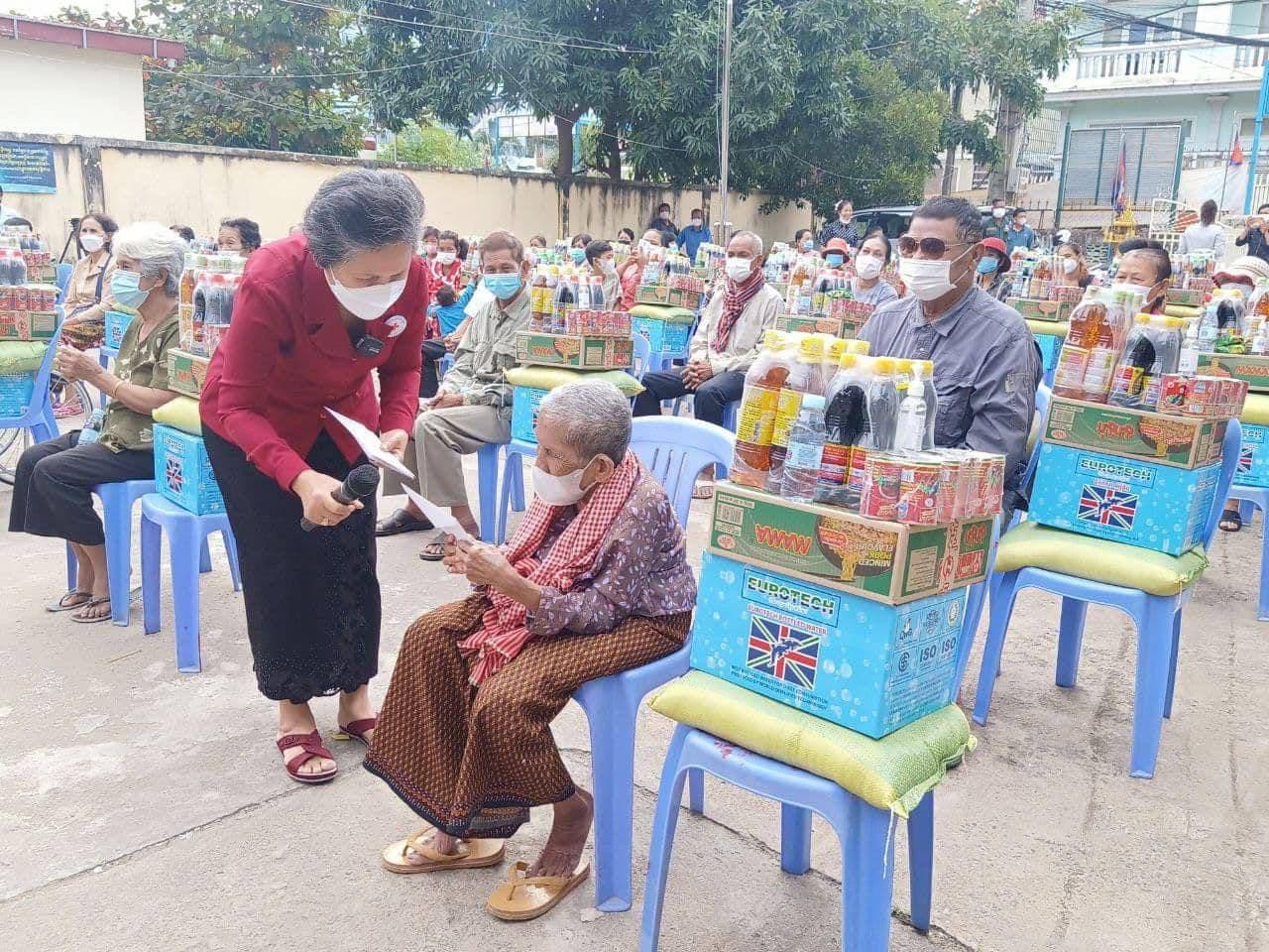 ប្រជាពលរដ្ឋមានជីវភាពខ្វះខាត ចាស់ជរា ស្ត្រីមេម៉ាយ ជនពិការសរុបចំនួន ៤០គ្រួសារ រស់នៅសង្កាត់ទឹកថ្លា និងសង្កាត់អូរបែកក្អម ទទួល អំណោយ មនុស្សធម៌ពីអនុសាខាកាកបាទក្រហមម្ពុជា ខណ្ឌសែនសុខ