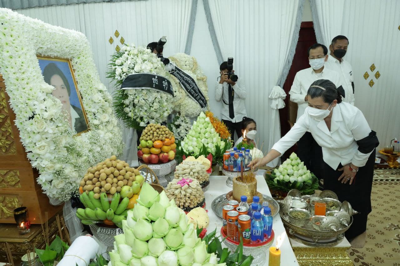 លោកជំទាវកិត្តិសង្គហបណ្ឌិត ម៉ែន សំអន អញ្ជើញចូលរួមបុណ្យសព ឧបាសិកា ស ស៊ន់