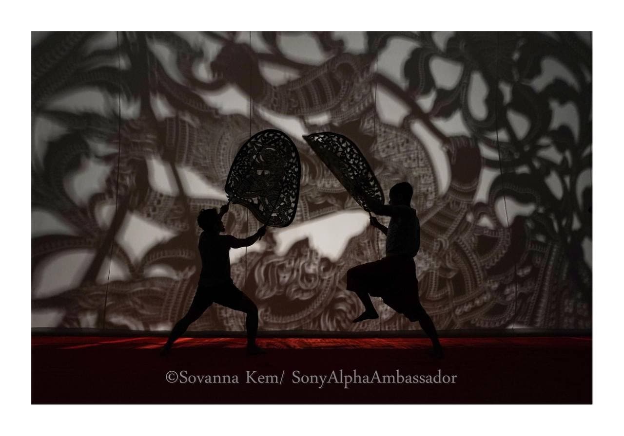 ល្ខោនស្បែកធំ ជាប្រភេទល្ខោនស្រមោល គេតែងសម្តែងនៅទីងងឹត ឬក្នុងពេលយប់នៅទីវាលដែលមានបរិវេណធំទូលាយ ដូចជានៅវាលស្រែ និងទីវត្តអារាម ហើយសិល្បៈនេះ សម្តែងលើផ្ទាំងក្រណាត់ធំដែលត្រូវគេលាតជាលក្ខណៈបញ្ឈរឡើងលើ