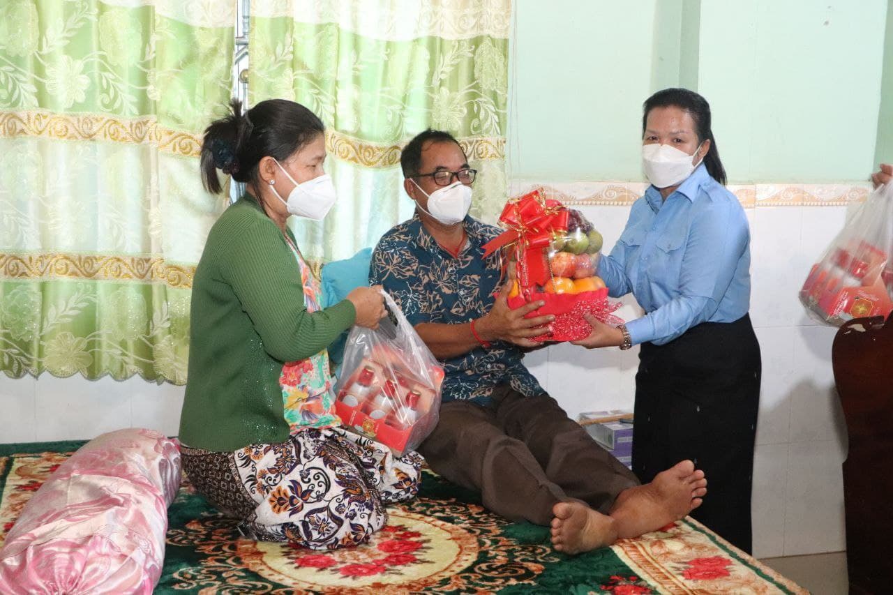 លោកជំទាវ ប៊ន សុភី និង ក្រុមការងារចុះមូលដ្ឋានក្រុងកំពង់ឆ្នាំងអញ្ជើញសាកសុខទុក្ខលោក យិន សាវ៉េន អភិបាលក្រុងកំពង់ឆ្នាំង ដែលកំពុងសម្រាកព្យាបាលជំងឺនៅគេហដ្ឋាន ក្នុងភូមិជ្រៃបាក់ ឃុំជ្រៃបាក់ ស្រុករលាប្អៀរ
