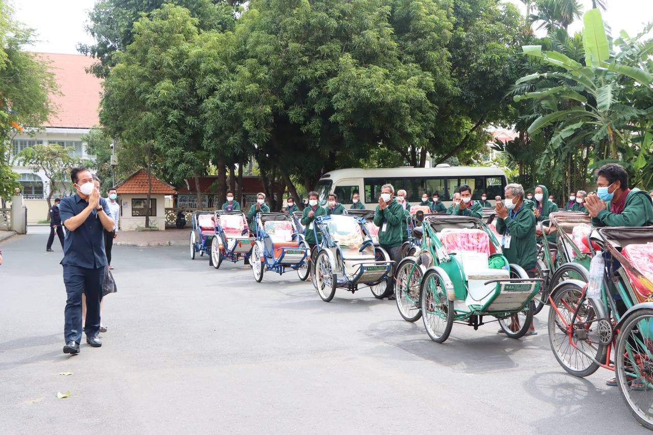 អ្នកធាក់ស៊ីក្លូ ៣០០នាក់ទទួលបានអំណោយពីសម្តេចតេជោ និងសម្តេចកិត្តិព្រឹទ្ធបណ្ឌិត ខណៈរដូវរងានឹងឈានមកដល់នៅពេលដ៏ខ្លីខាងមុខនេះ