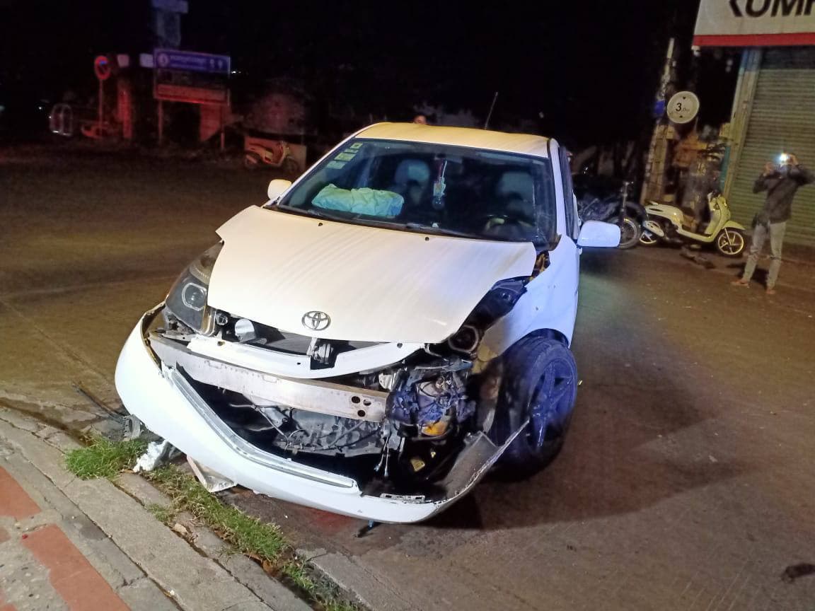 រថយន្ត PRIUS ពីរគ្រឿងសាកកម្លាំង គ្នាត្រង់ចំណុចផ្លូវបំបែកបួនបណ្ដាលឲ្យខូចខាតទាំងសងខាង