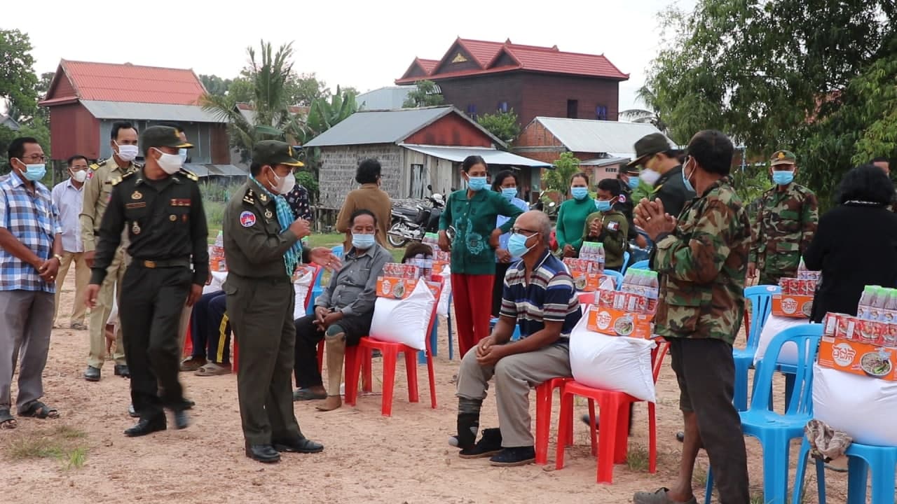 អតីតយុទ្ធជនពិការ និងគ្រួសារអតីតយុទ្ធជនពលី ១២គ្រួសារទទួលអំណោយរបស់ឯកឧត្តម ហ៊ុន ម៉ាណែត