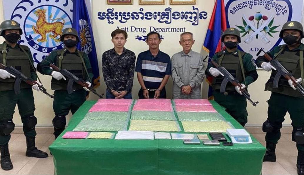 កម្លាំងមន្ទីរប្រឆាំងបទល្មើសគ្រឿងញៀន បង្ក្រាបករណីកែច្នៃ ជួញដូរគ្រឿងញៀន ចាប់ខ្លួនជនសង្ស័យ៣នាក់ និងរឹបអូសគ្រឿងញៀន ជិត២៥គីឡូក្រាម នៅភ្នំពេញ