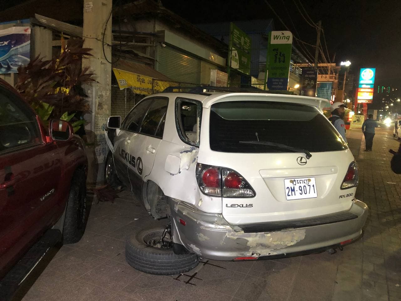 រថយន្ត Lexus បេីកគេច រថយន្ត Hilux Vigo បណ្ដាលឲ្យរេចង្កូត បុករថយន្តមួយគ្រឿង រងការខូចខាតយ៉ាងដំណំ