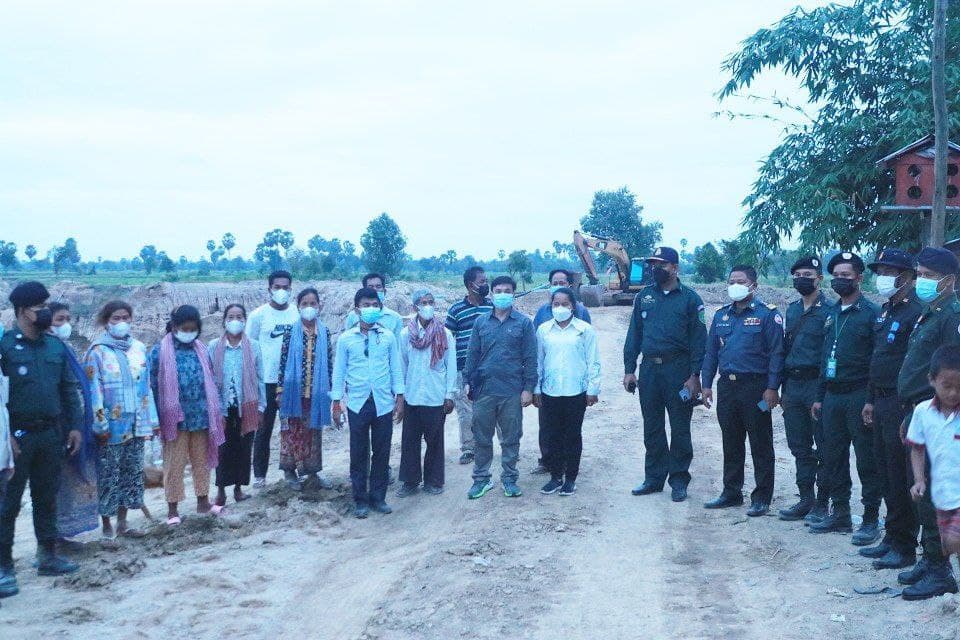 លោក ណុប ដារ៉ា អភិបាលរងខេត្ត ចុះផ្អាកសកម្មភាពអាជីវកម្មជីកខ្សាច់ និងការដឹកជញ្ជូនដី ក្នុងការដ្ឋានចំនួន ២កន្លែង នៅភូមិសាស្ត្រ ស្រុកកណ្តាលស្ទឹង