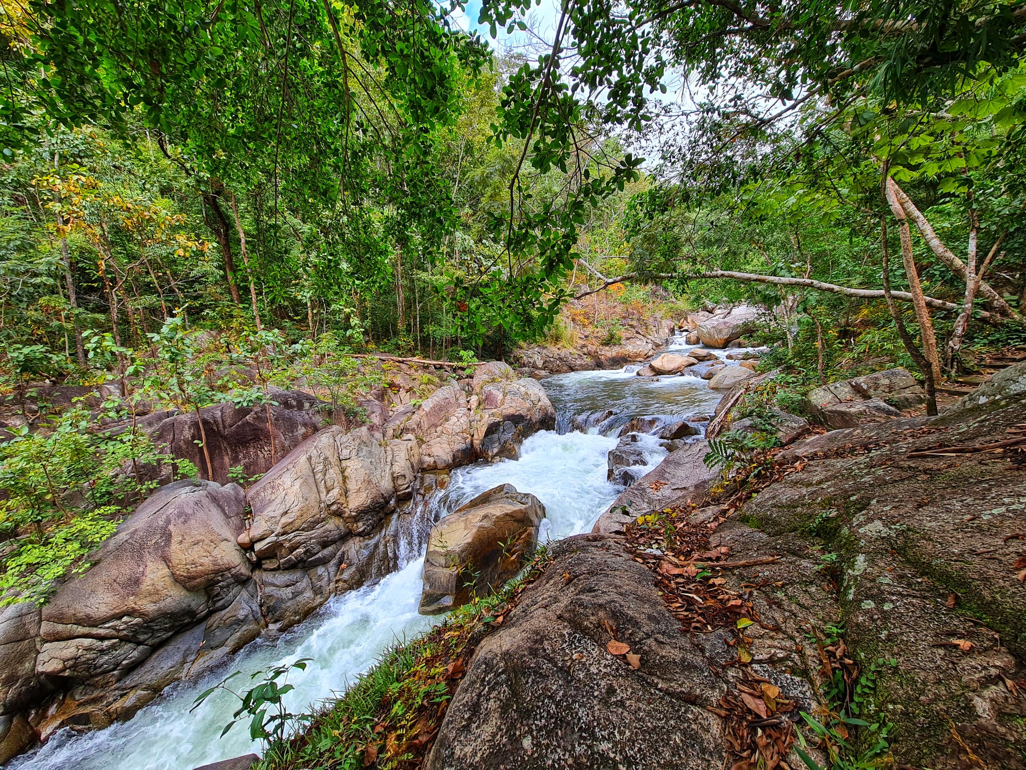តំបន់ការពារធម្មជាតិ ភ្នំឱរ៉ាល់៖ ទឹកធ្លាក់ច្រកល្អៀង