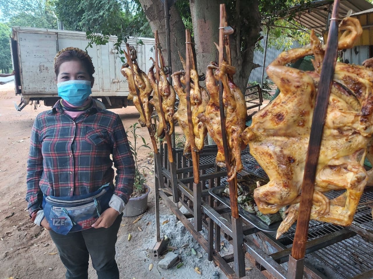 មាន់អាំងនៅប្រាសាទបាគងបានទទួលការចាប់អារម្មណ៍ពីភ្ញៀវទេសចរ