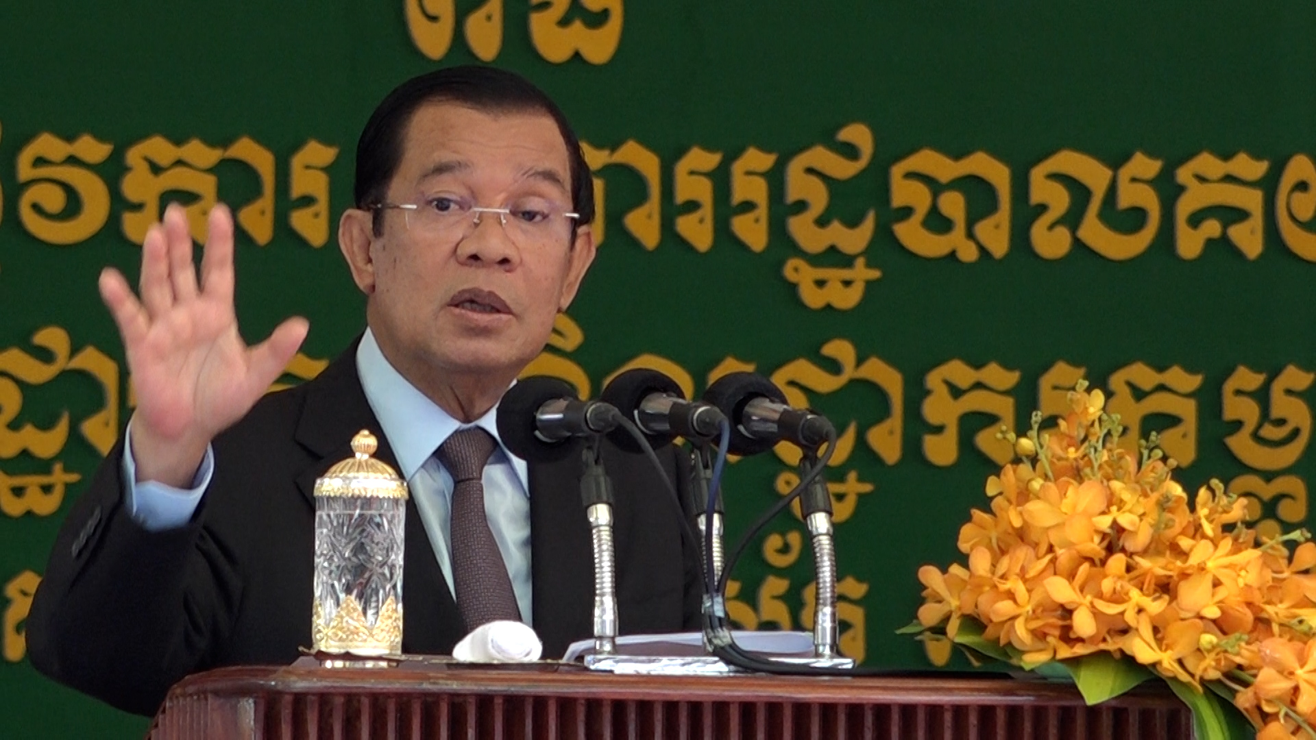 សម្តេចតេជោ ហ៊ុន សែន អំពាវនាវដល់ពលរដ្ឋអោយបង់ពន្ធមធ្យោបាយធ្វើដំណើរ